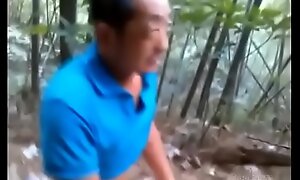 中年大叔在小树林玩换妻野战旁边几个观摩者在不停笑
