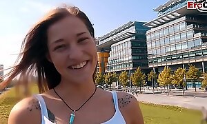 Junge 18 jährige Au Gut Touristin teen von deutschem Mann in Berlin über EroCom Slot abgeschleppt und ohne gummi gefickt