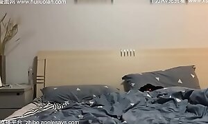 真实破处记录，女子大学生身高171穿黑丝被干的一直呻吟