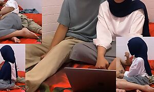 Hijab Girl Establishing Handjob Unearth While Doing Establishing Assignment With Her Side